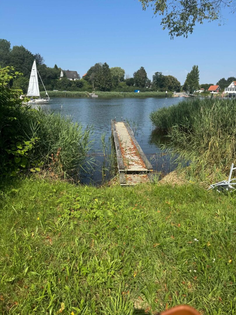 Badesteg und Garten